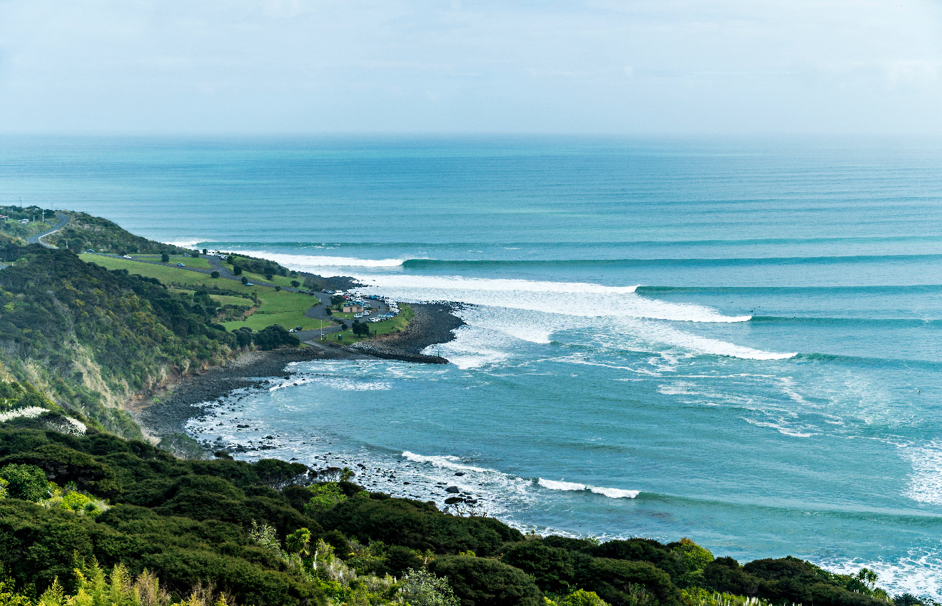 Manu Bay, Raglan, coastline with swell from viewpoint