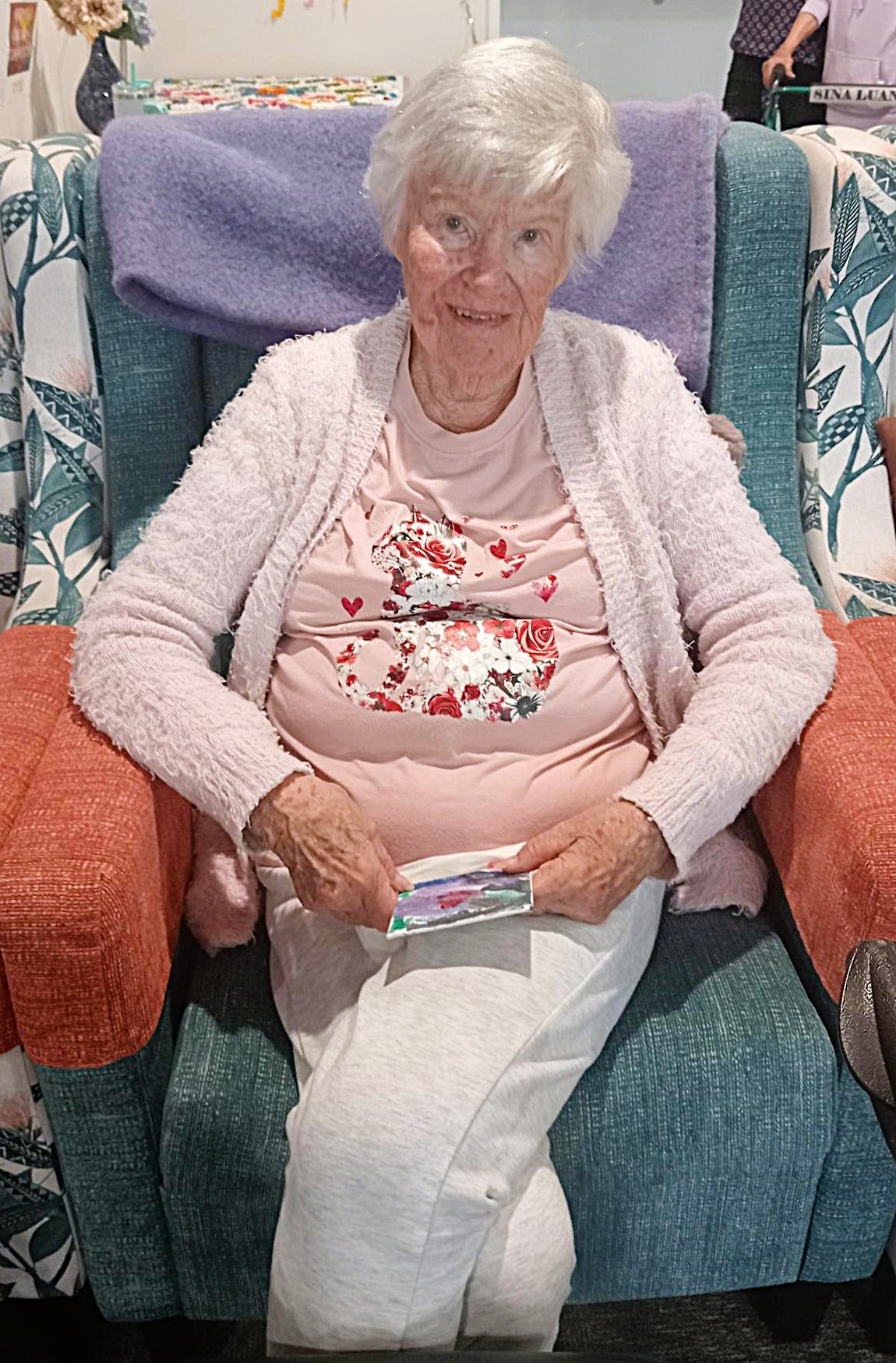 Rest home residents smiles after receiving the canvas artwork