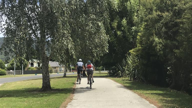 Cyclists on Waikato Esplanade, Ngaruawahia