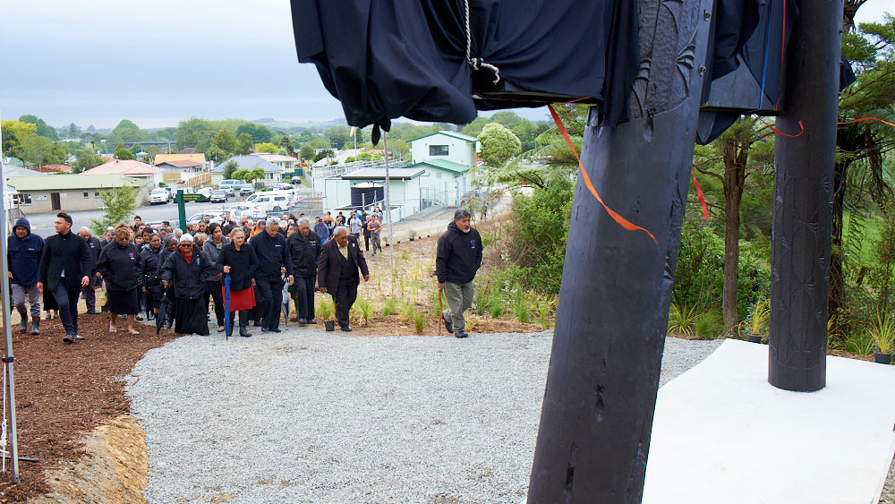 Tomokanga unveiled at base of Hakarimata Track