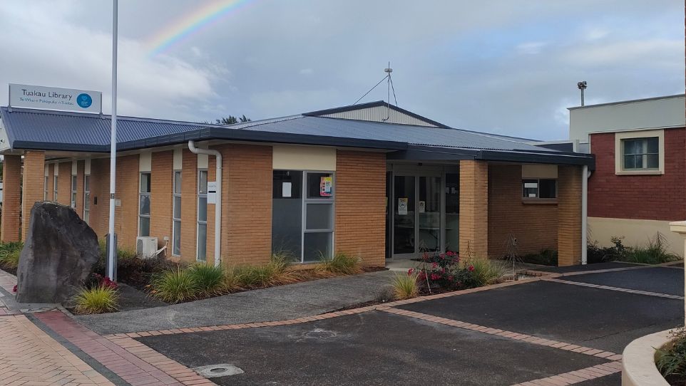 Tuakau library